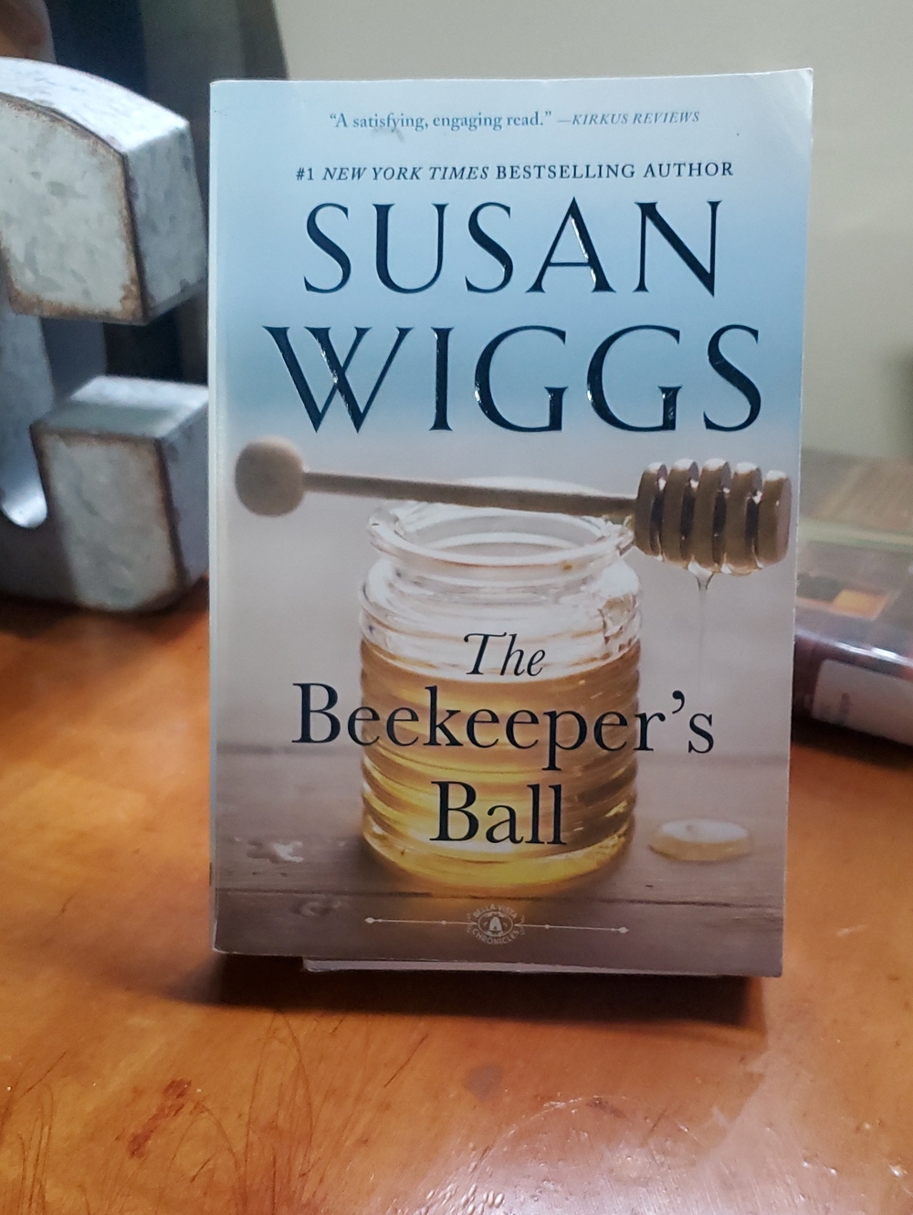 Susan Wiggs "The Beekeeper's Ball" - Blue & Honey Cover